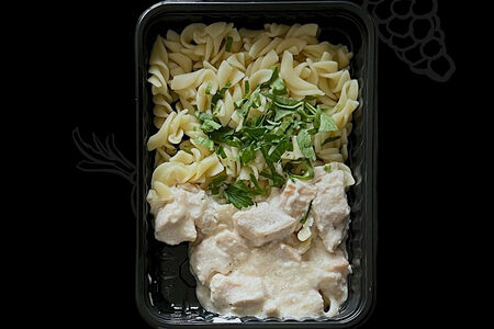 Фузилли с куриным филе в сырном соусе