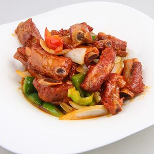 Жареные ребрышки в соевом соусе с овощами