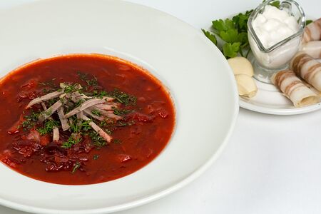 Борщ со сметаной и солёной грудинкой