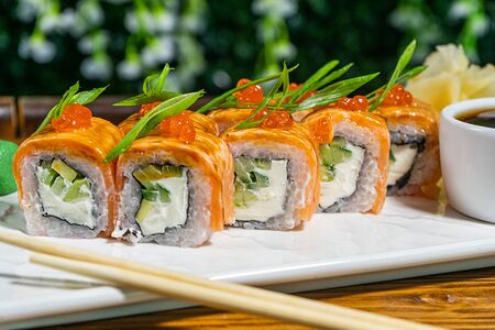 Ролл с обоженным лососем