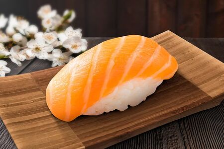 Суши нигири с лососем