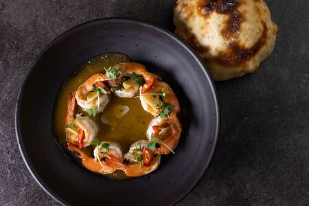 Тигровые креветки с соусом от шефа