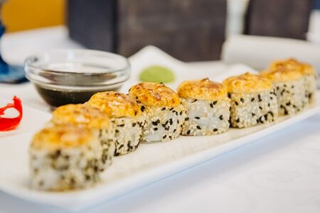 Ролл с курицей и авокадо