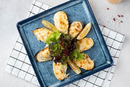 Мидии запечённые в соусе под сыром