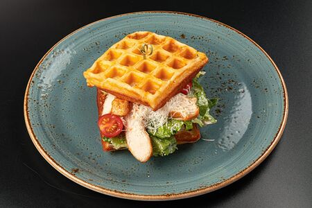 Бельгийская вафля Цезарь с цыпленком