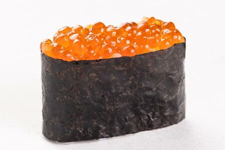 Гункан с икрой лосося