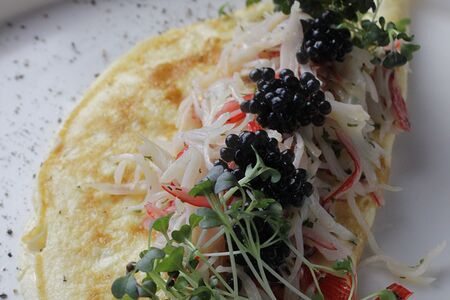 Омлет с мясом краба и сырным соусом