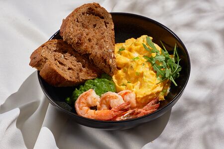 Скрэмбл с креветками и гуакамоле