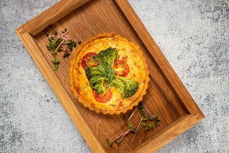 Киш с лососем и брокколи