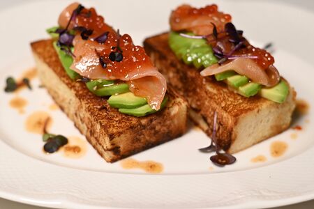 Тосты с авокадо, лососем и красной икрой