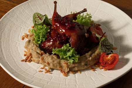 Ножки перепелов с брусничным соусом