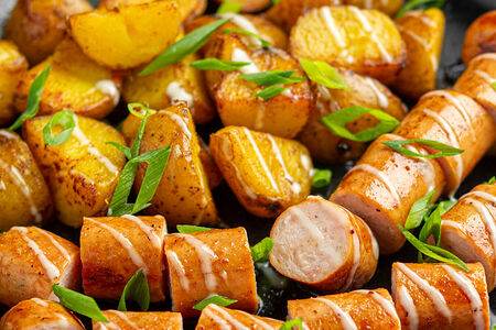 Куриные колбаски с картофелем Сатай