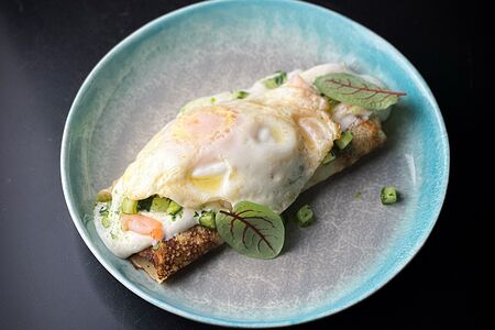 Блины с креветками, сырным муссом, жареным яйцом и огуречной сальсой