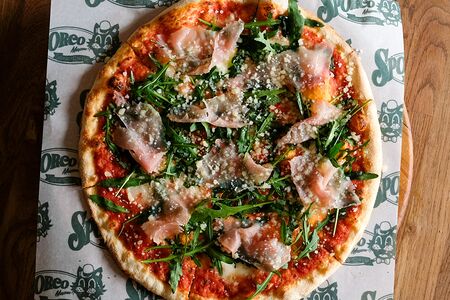 Пицца с пармской ветчиной и артишоками