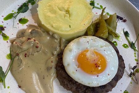 Бифштекс из мраморной говядины с яйцом, соленым огурцом и картофельным пюре