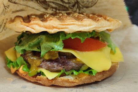 Бургер с говяжьей котлетой