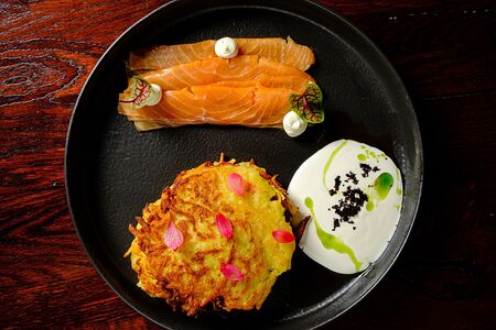 Картофельные драники с лососем
