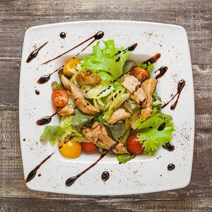 Салат С курицей в устричном соусе