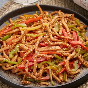 Կծու խոզի մսի կտորներ քնջութով