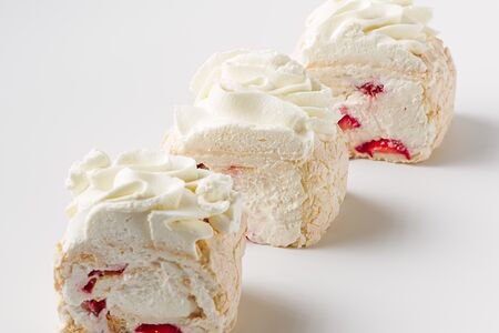 Целый меренговый рулет со свежей клубникой