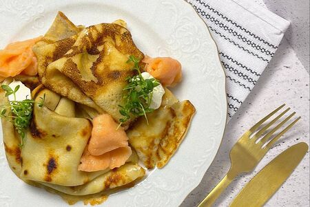 Домашние блины с лососем и маскарпоне