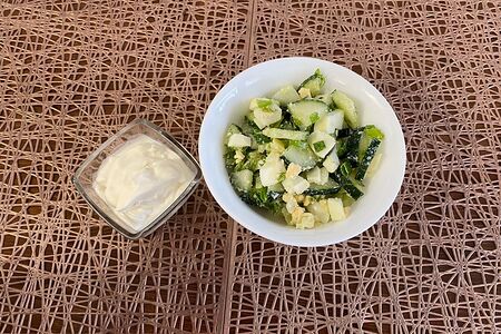 Салат из огурцов, яиц и зеленого лука