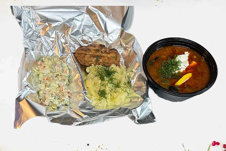 Обед Солянка, пюре с котлетой, салат Оливье