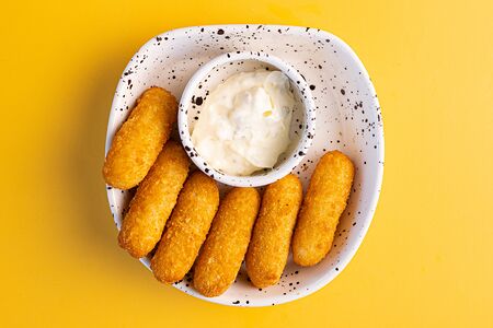 Сырные палочки с чесночным соусом