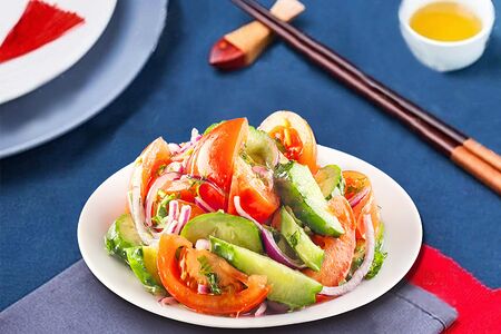 Салат из помидоров и огурцов со специальным соусом №210