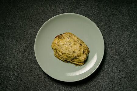 Куриная отбивная с помидором и сыром