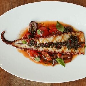 Осьминог с печеными перцами