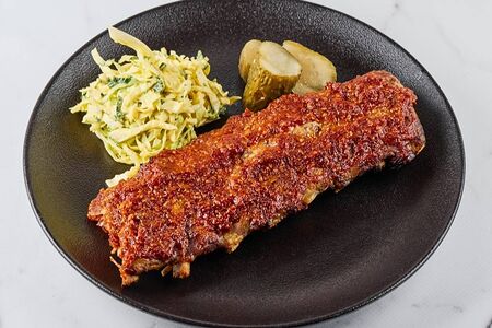 Глазированные свиные рёбра BBQ с Коул слоу
