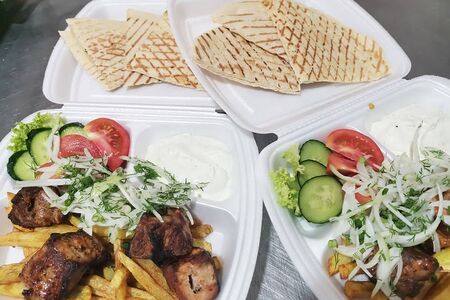 Гирос на тарелке