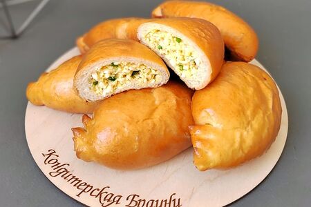 Пирожок с зеленым луком и яйцом