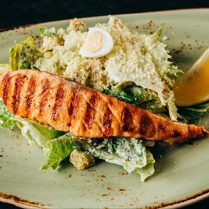 Цезарь с лососем гриль