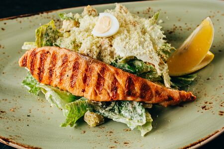 Цезарь с лососем гриль