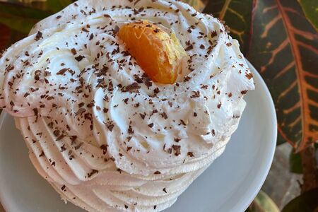 Безе Павлова с мандарином