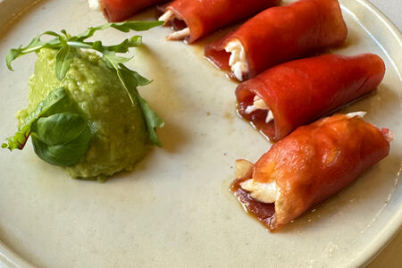 Торетто из тунца и камчатского краба с авокадо