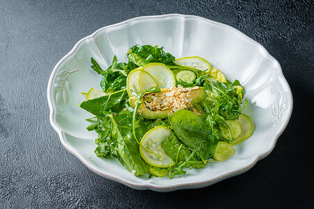 Большой зеленый салат