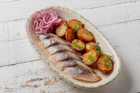 Сельдь с молодым картофелем и маринованным луком 