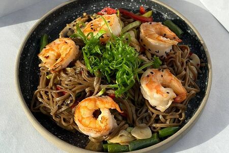 Соба с креветками и овощами 