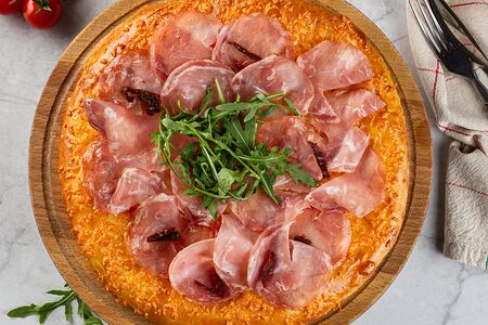 Хачапури с прошутто и рукколой 