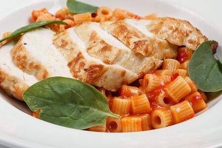 Запеченная куриная грудка с пастой тубетти с томатами и шпинатом