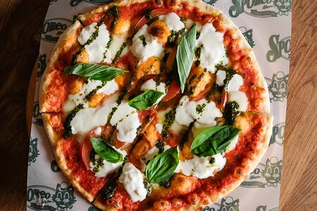 Пицца со страчателлой, томатами и песто