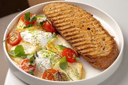 Яйца пашот с ореховым соусом и адыгейским сыром