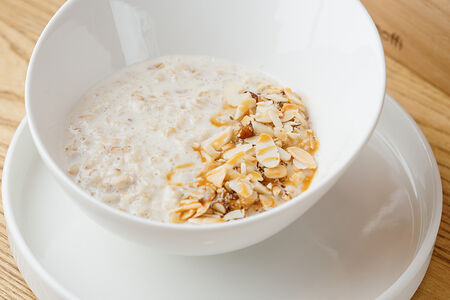 Овсяная каша с орехами и соленой карамелью