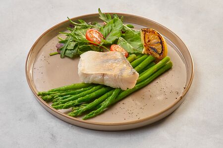 Судак на пару со спаржей