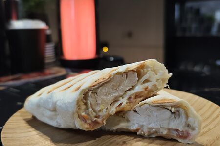 Твистер с сырным соусом