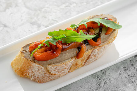 Брускетта с куриным паштетом и перцем