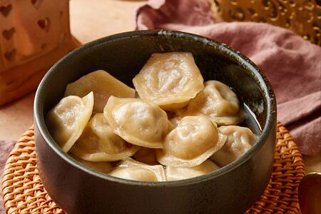 Пельмени с индейкой с чесночным соусом